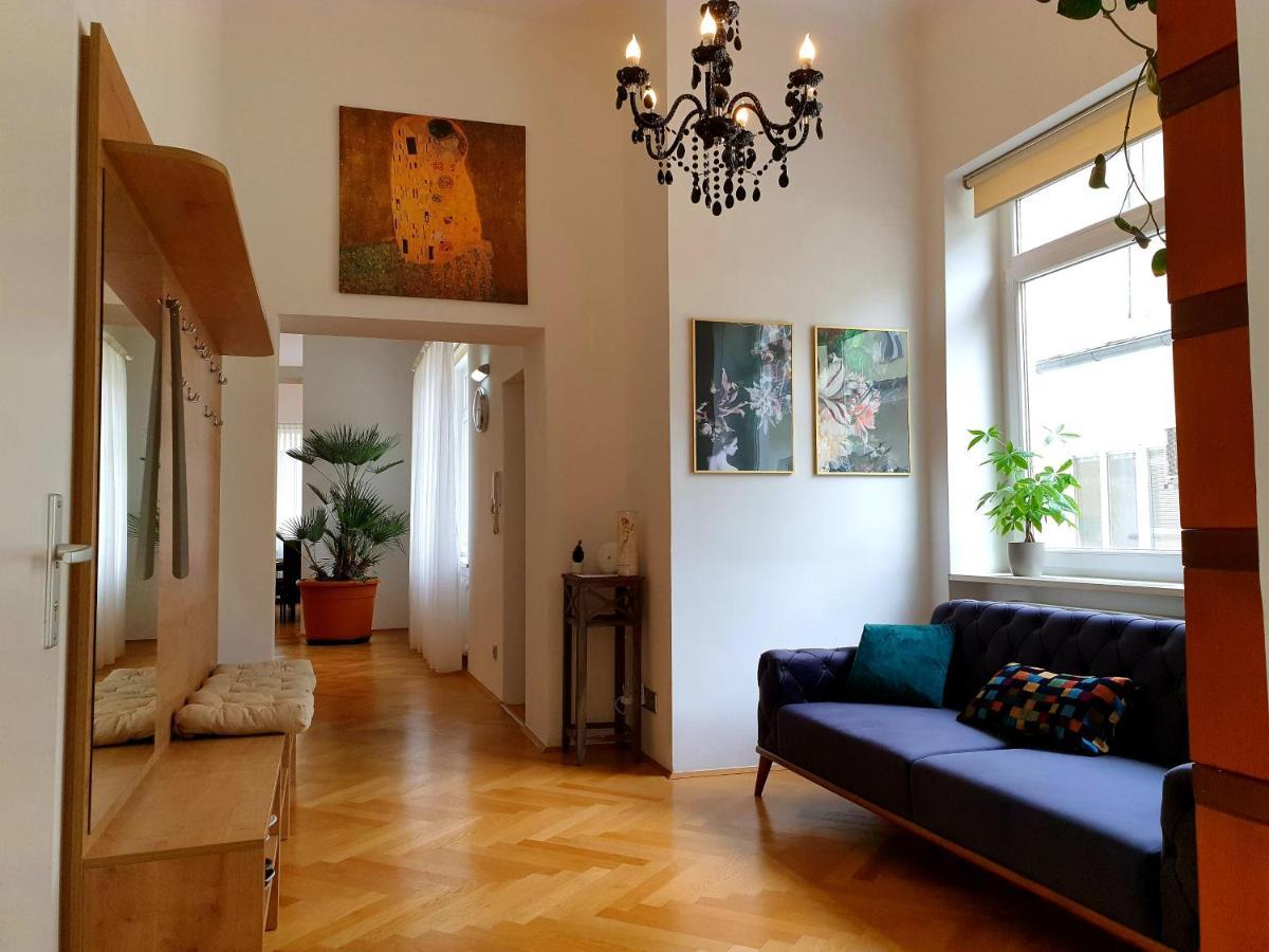Sunny And Spacious Apartment Near City Centre Wina Bagian luar foto